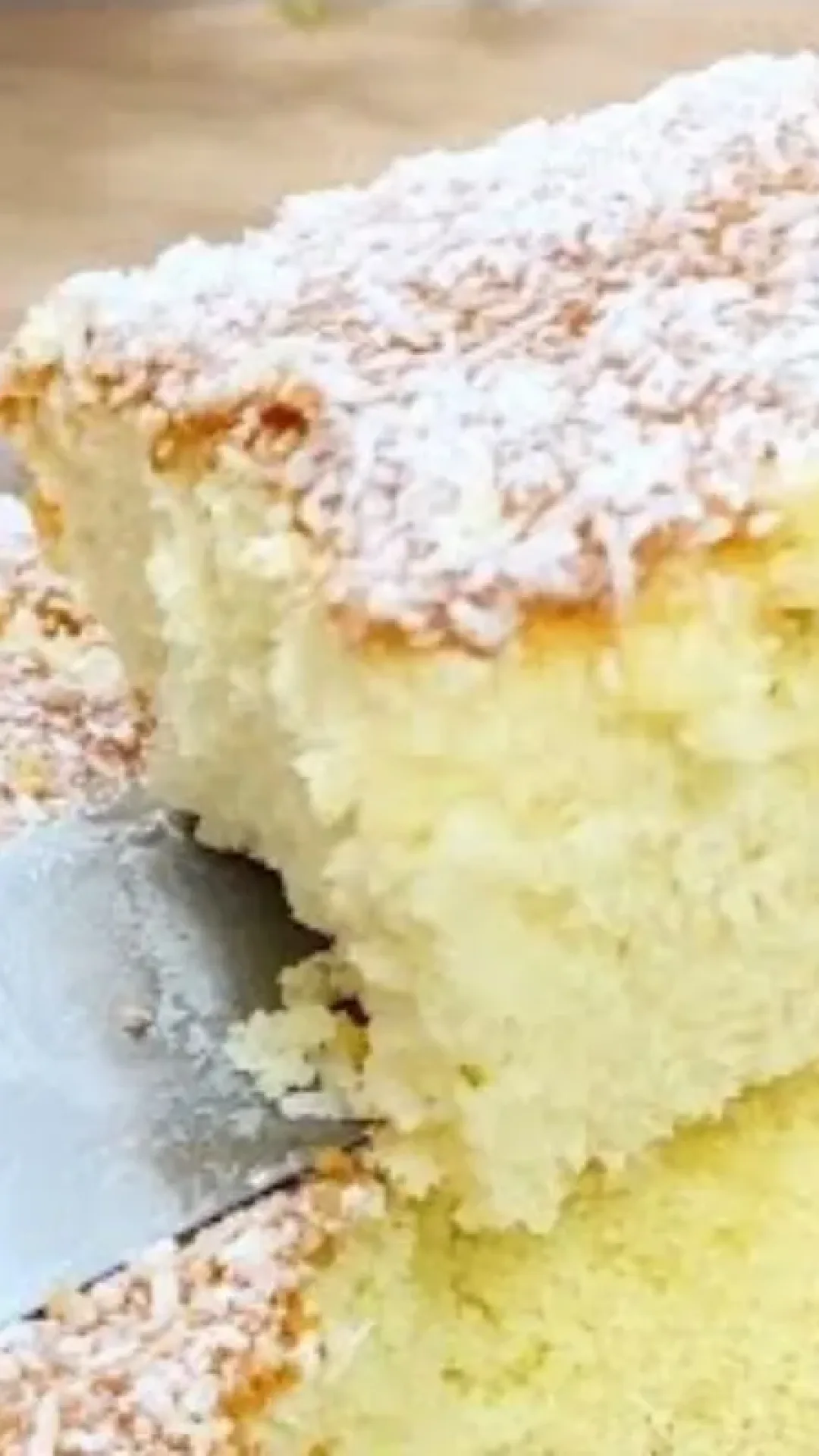 Bolo de maisena com coco fofinho, fácil de preparar e com sabor de casa de vó