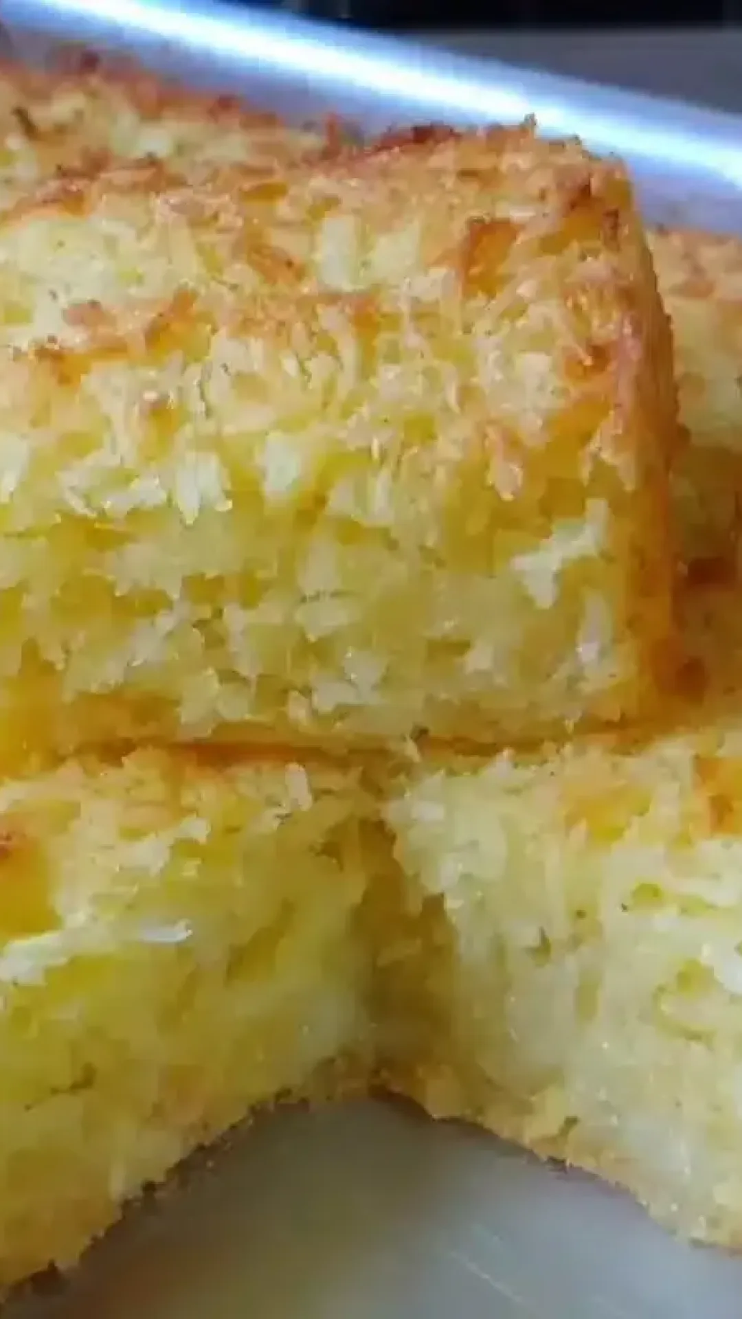 Bolo de mandioca com coco sem farinha de trigo, cremoso e irresistível, ideal para servir no café