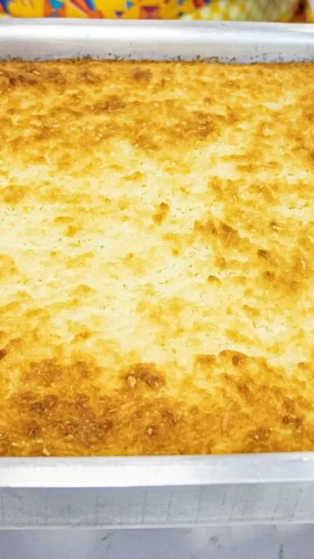 Bolo de mandioca cremoso sem farinha de trigo maravilhoso com uma xícara de café