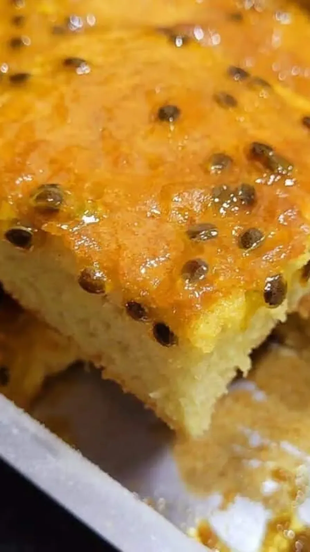 Bolo de maracujá fofinho com uma calda azedinha na medida certa que todos vão amar