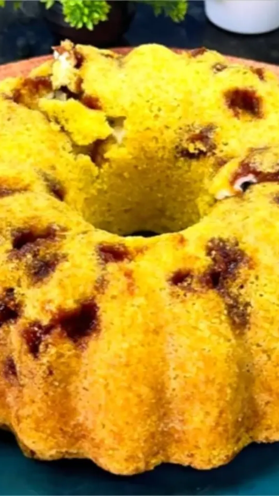 Bolo de milho com goiabada e requeijão: o bolo fácil que tem um segredo na lata e é delicioso