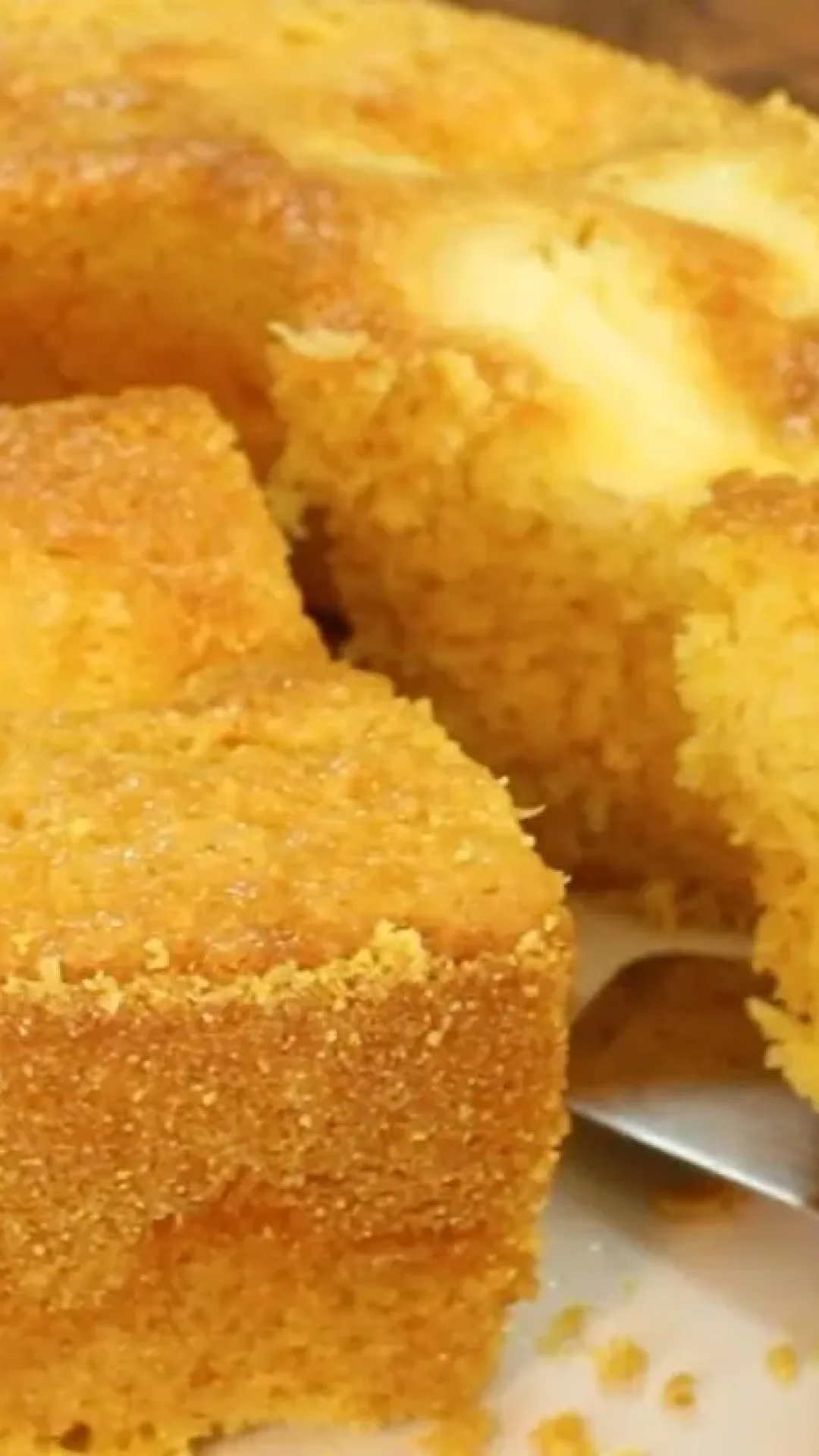 Bolo de milho com requeijão que já sai do forno recheado, uma receita para surpreender a todos