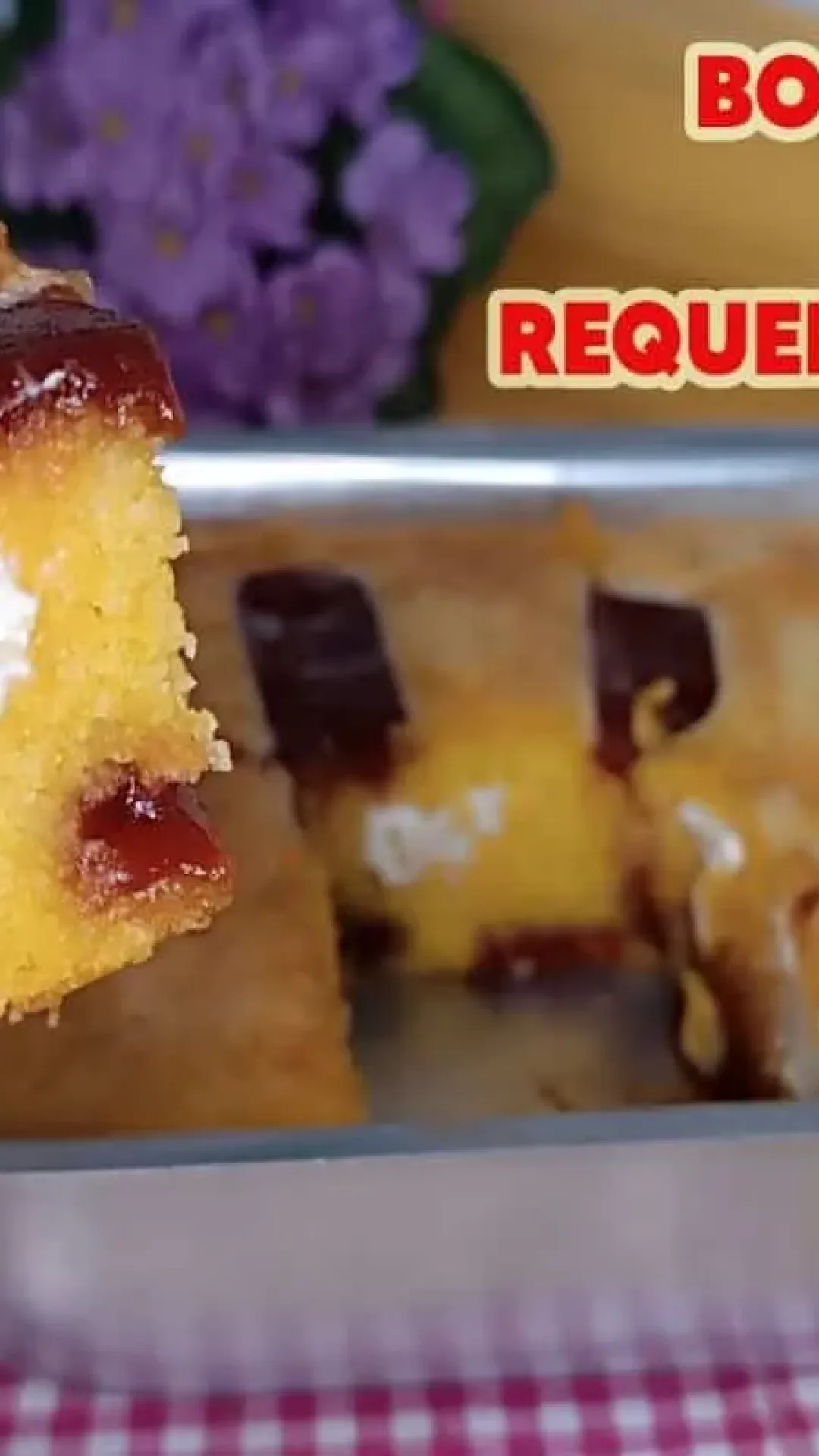 Bolo de milho de latinha com goiabada e requeijão, muito prático e delicioso