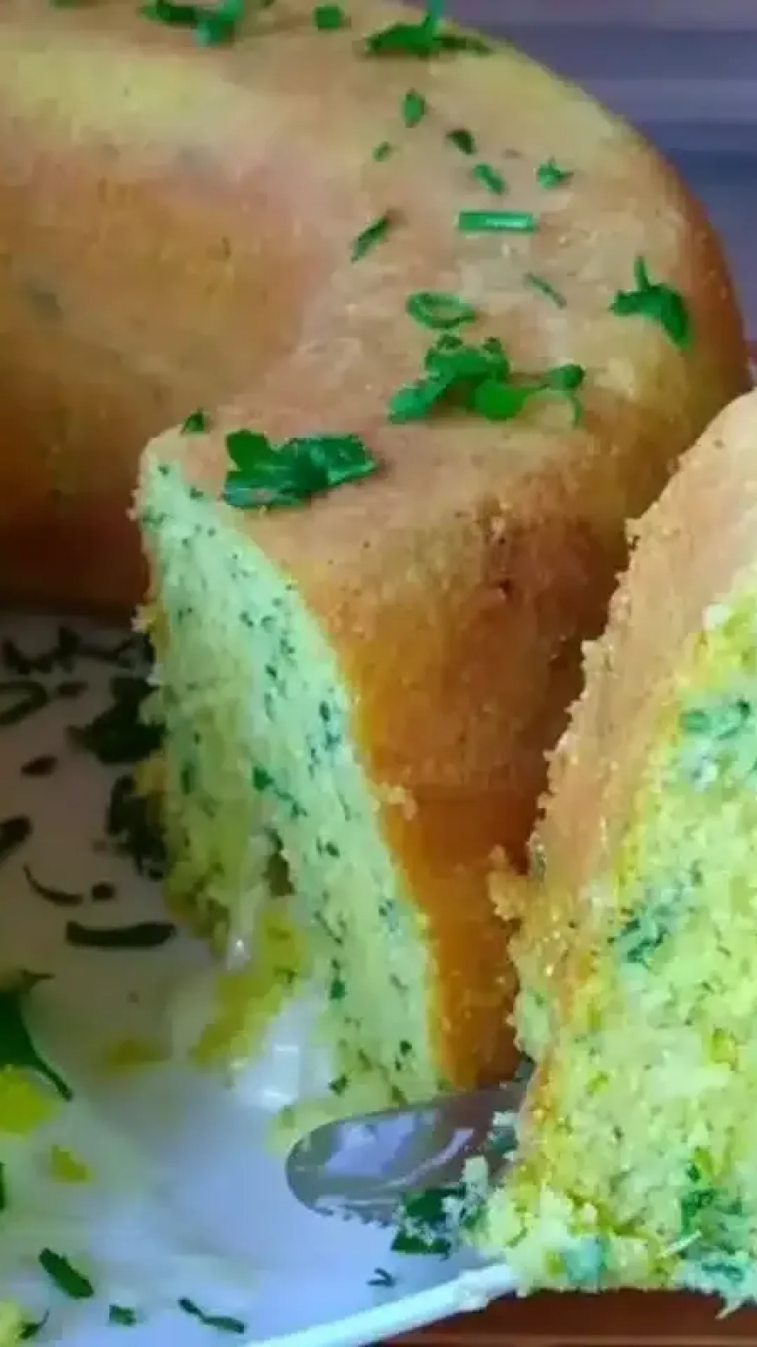 Bolo de milho salgado e recheado de liquidificador para um lanche delicioso com a família