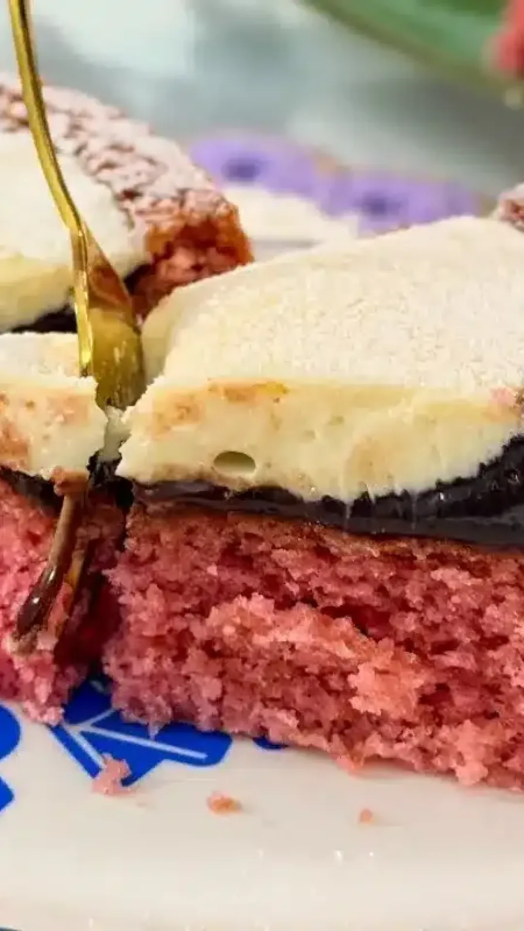 Bolo de Nesquik simples de fazer com uma cobertura sensacional