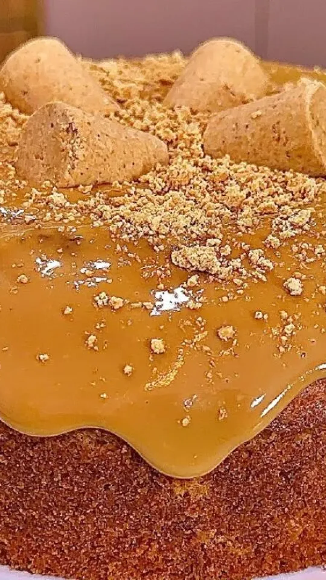Bolo de paçoca caseirinho com doce de leite que é a cara desse mês junino