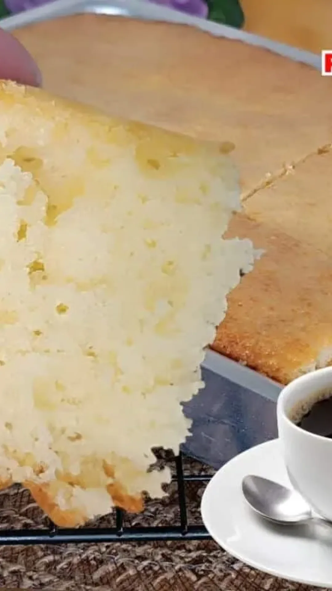 Bolo fofo para a hora do café feito com poucos ingredientes e muito sabor