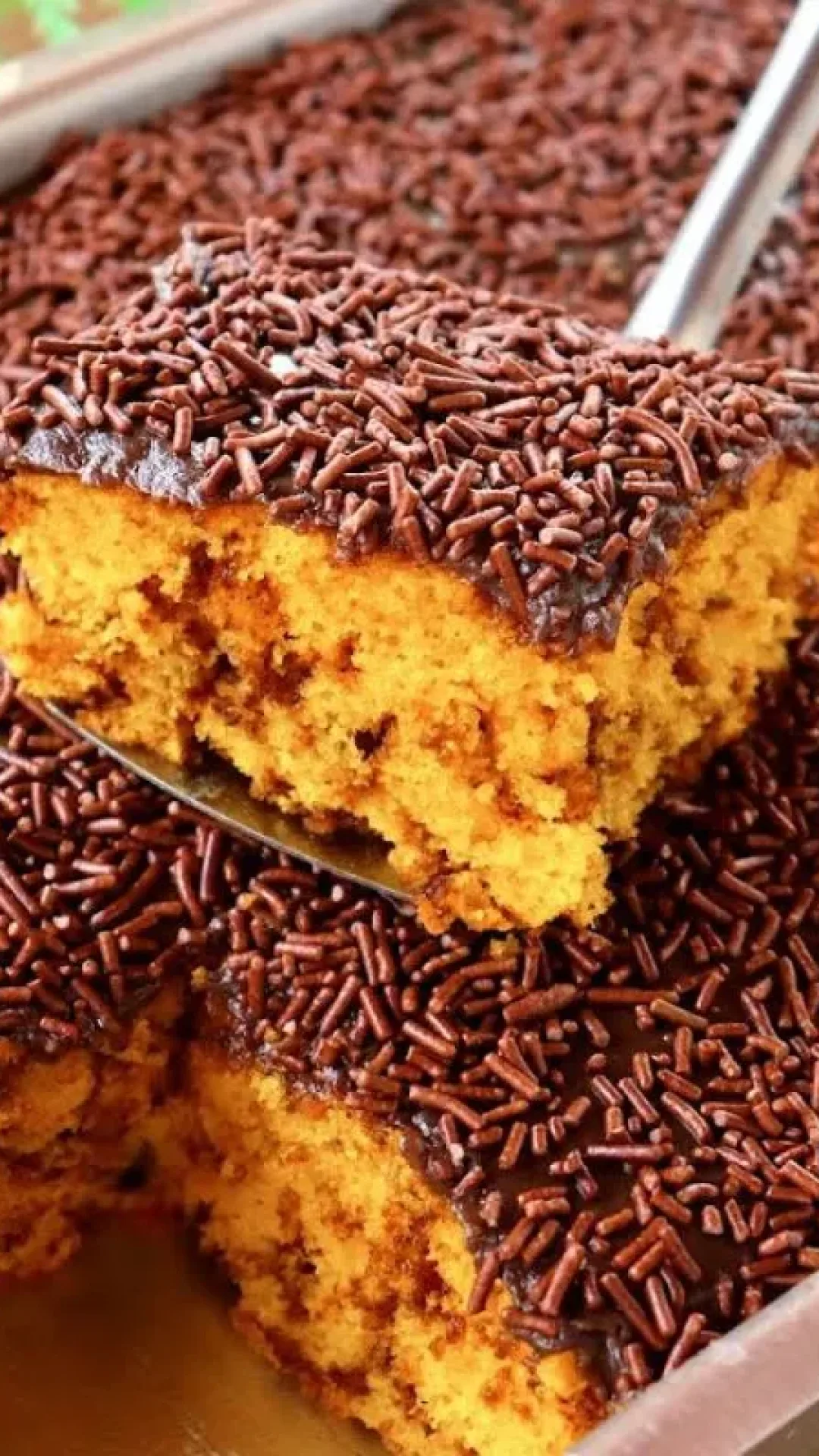 Bolo formigueiro de cenoura fofinho e muito fácil de preparar para o lanche da tarde