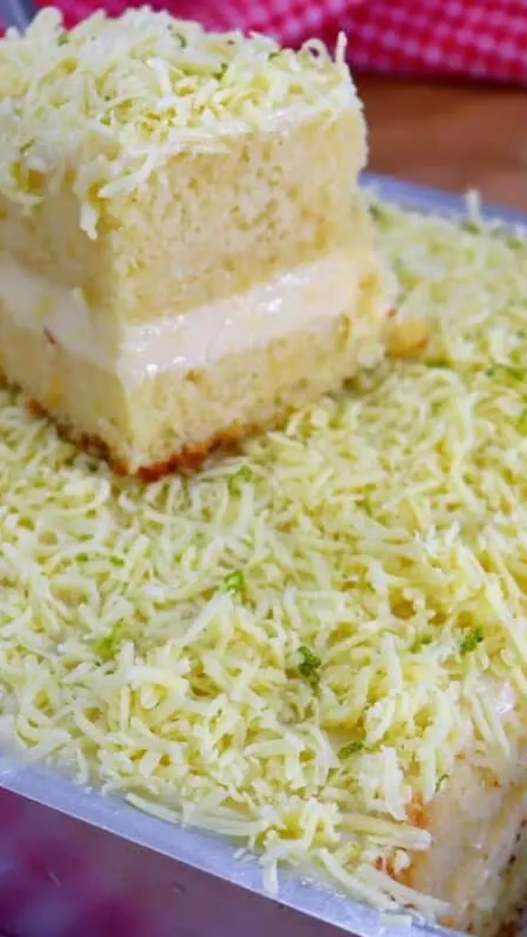 Bolo gelado de limão bem molhadinho e refrescante para o seu lanche da tarde em família