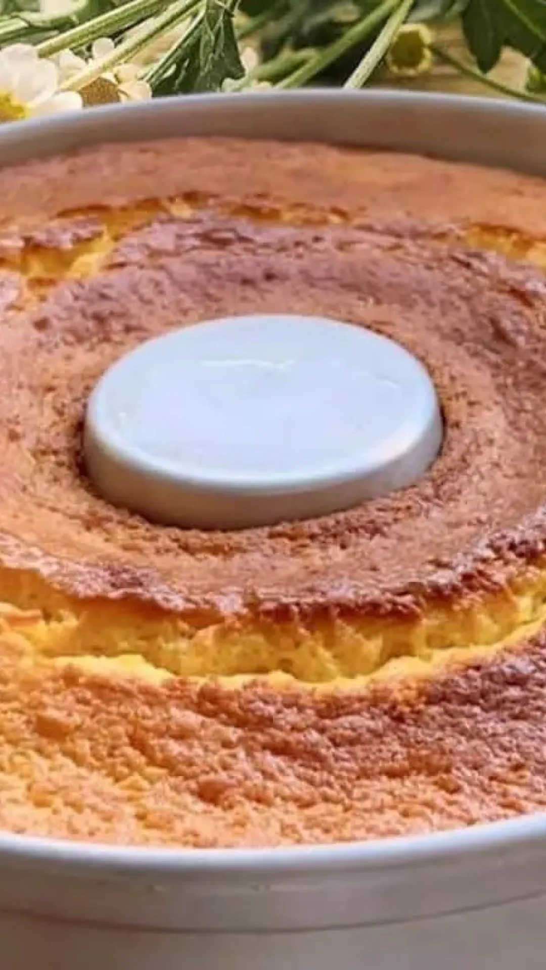 Bolo grande sem trigo feito com poucos ingredientes para o café da manhã