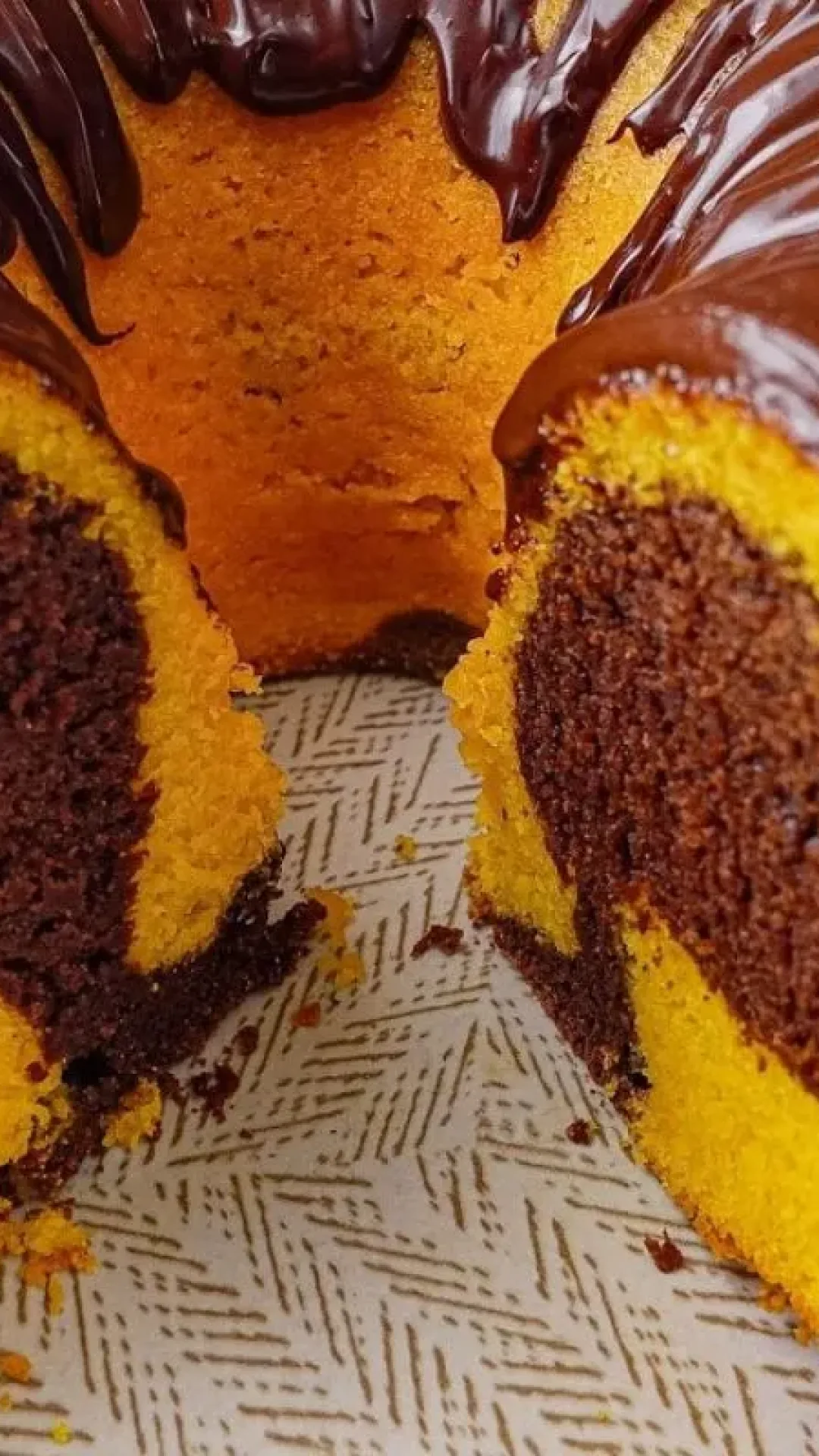 Bolo marmorizado de cenoura com chocolate: lindo, fofinho e delicioso, perfeito para a hora do café