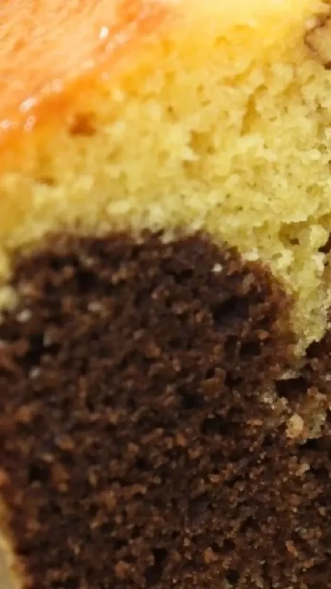 Bolo mesclado de maracujá com chocolate que fica fofinho e traz uma combinação de sabores perfeita