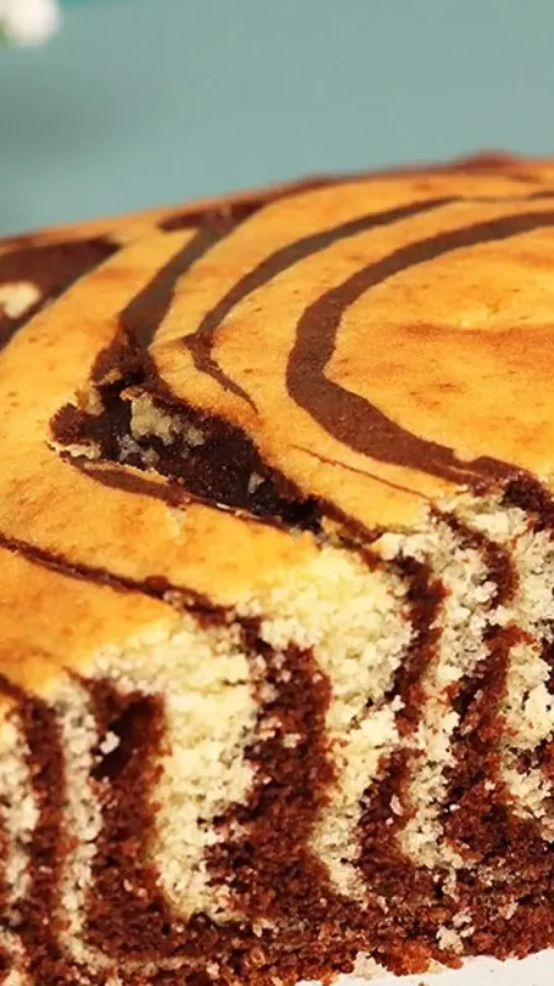 Bolo mesclado fofinho feito a mão, com uma massa linda, molhadinha e perfeita para servir com um café