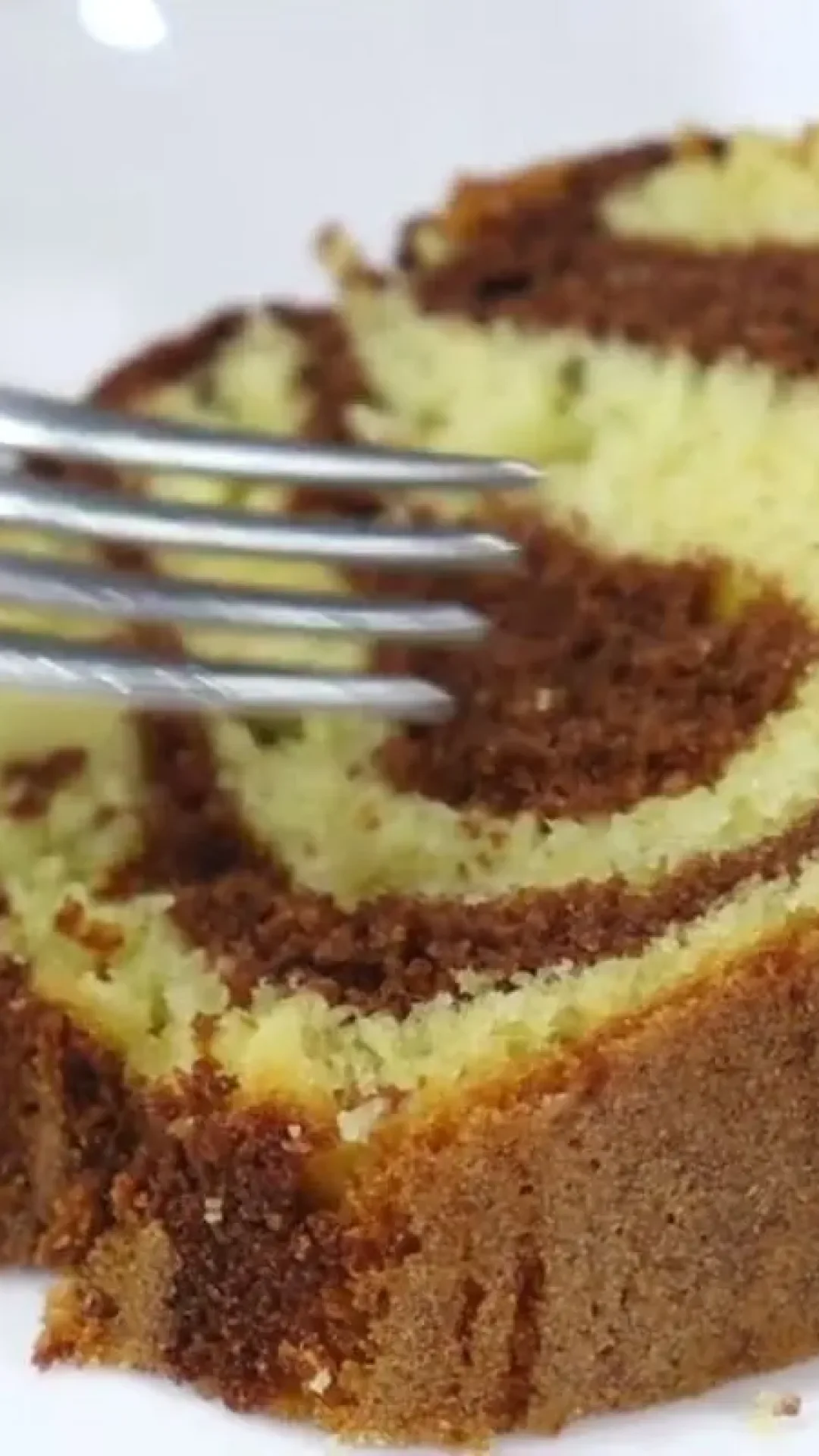 Bolo mesclado simples e fofinho, receita rápida para seu café da manhã