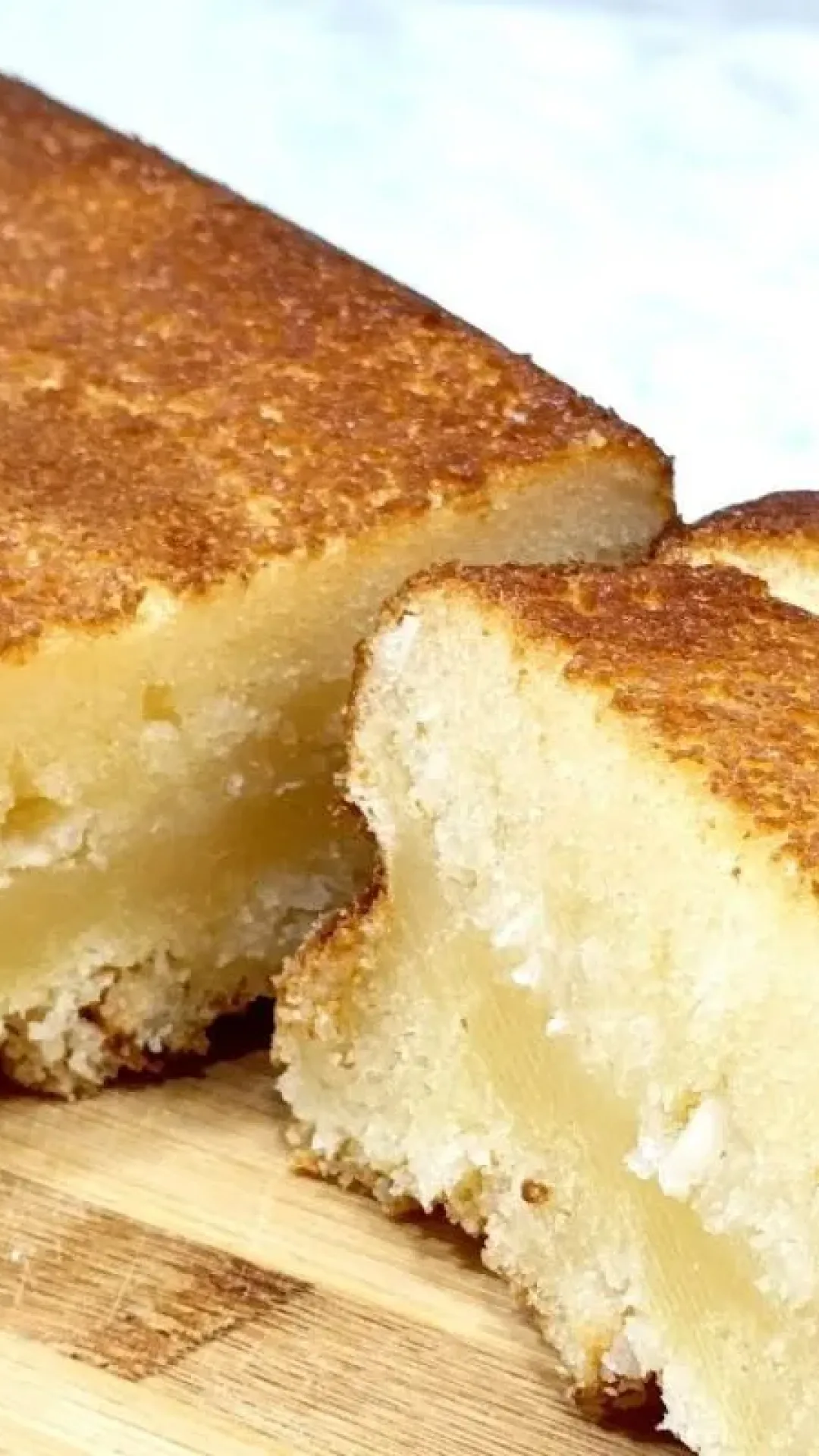 Bolo mole de coco: sobremesa com sabor marcante e uma textura que derrete na boca