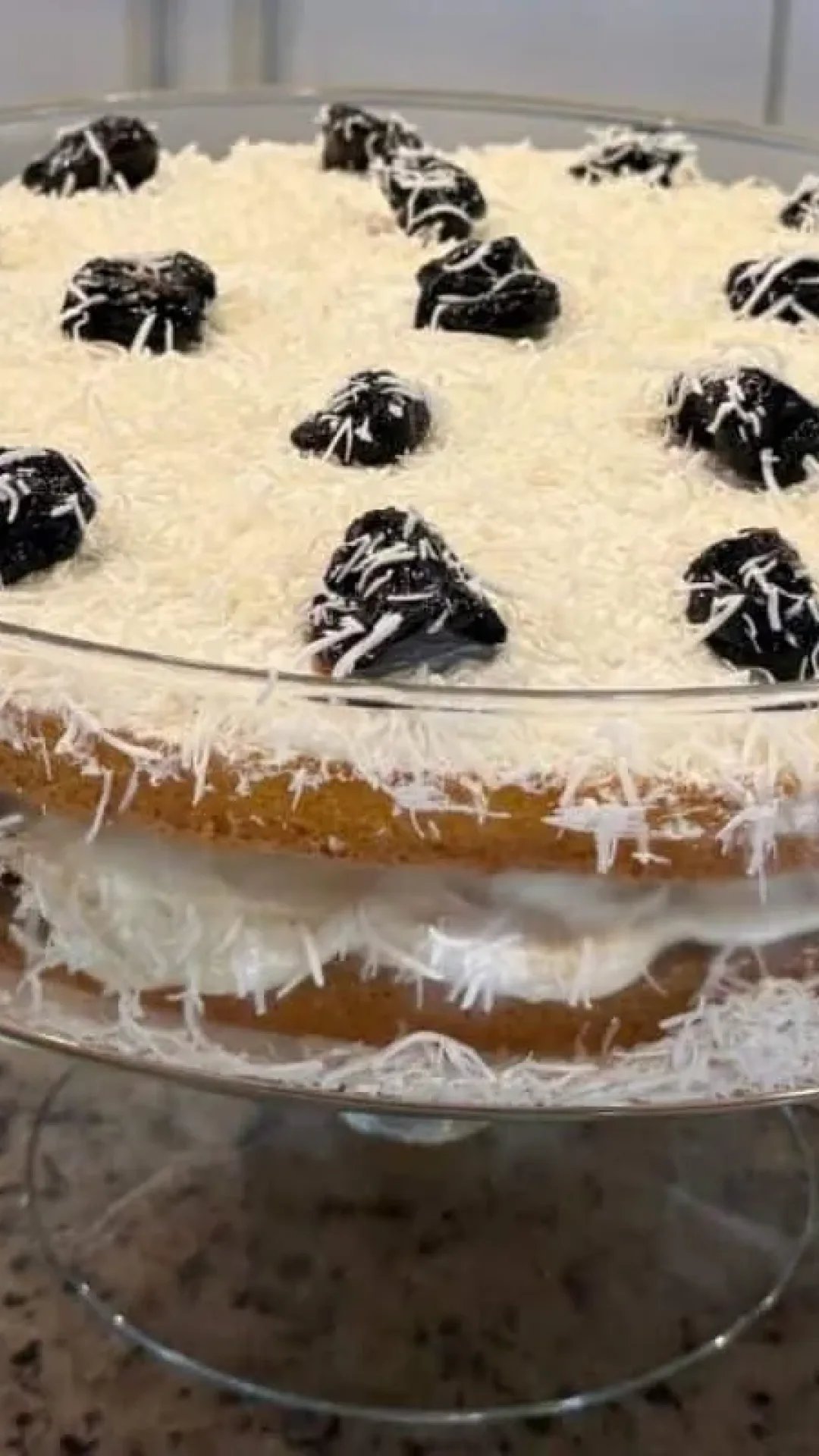 Bolo olho de sogra: a combinação perfeita de coco com ameixa em uma massa muito fofinha