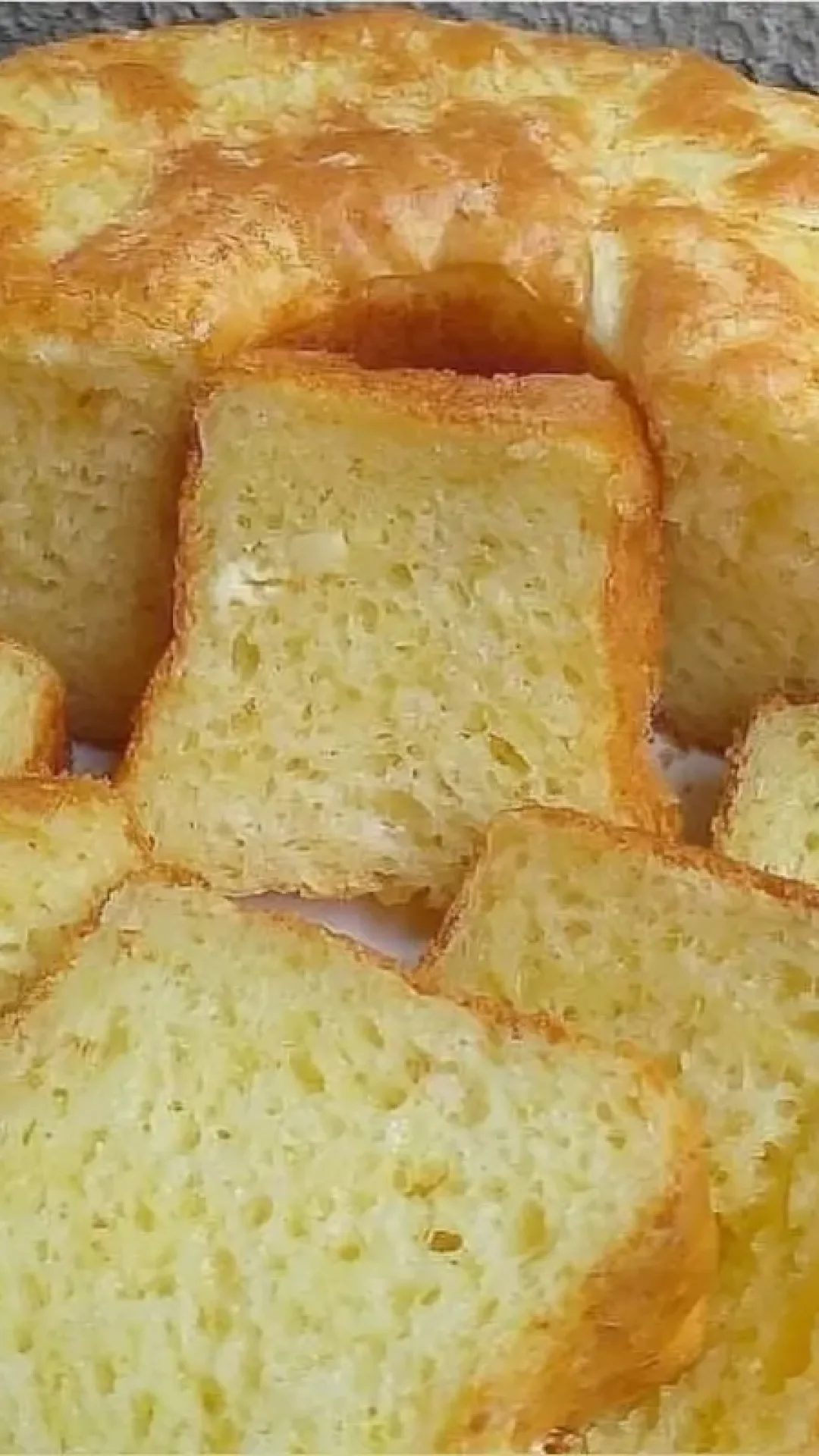 Bolo pão de queijo com massa mineira da fazenda fácil e delicioso