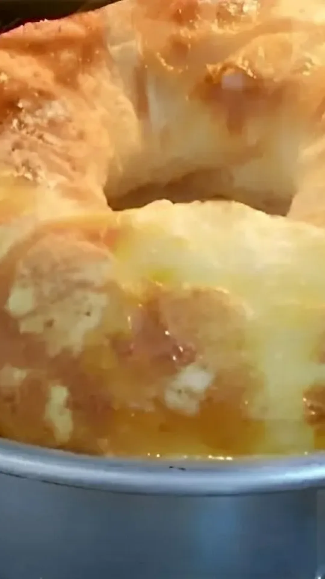 Bolo pão de queijo com muçarela delicioso e fácil de fazer para servir com cafezinho