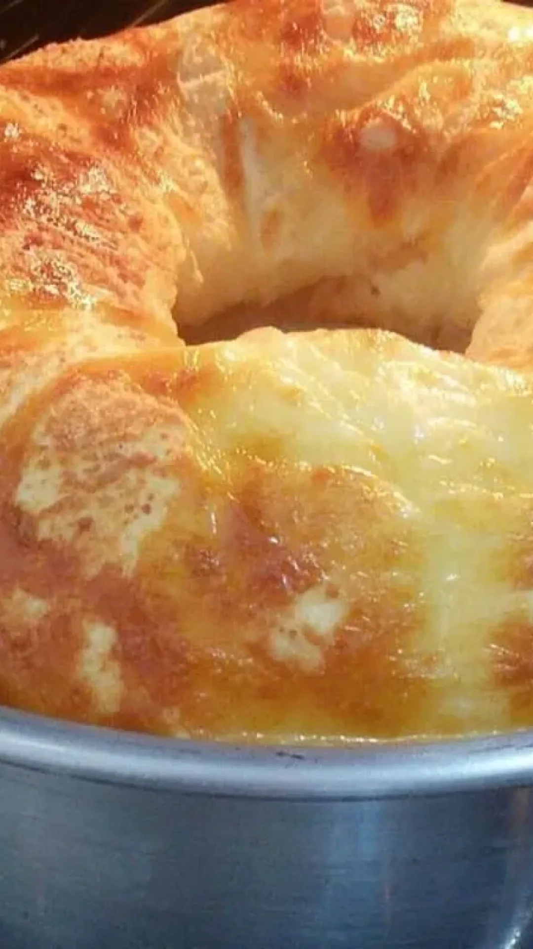 Bolo pão de queijo com mussarela é só bater tudo no liquidificador e está pronto