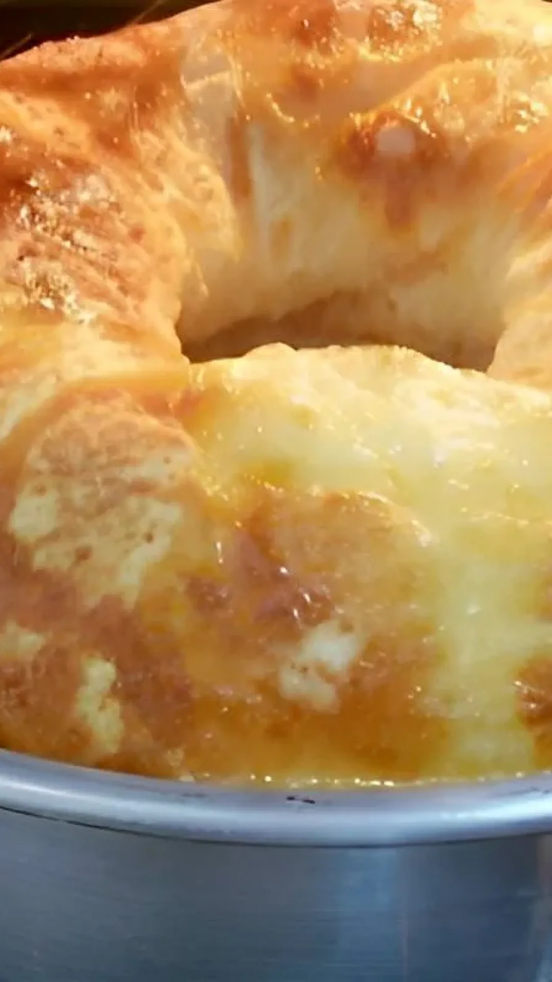 Bolo pão de queijo de liquidificador é só bater os ingredientes colocar na forma de buraco e assar
