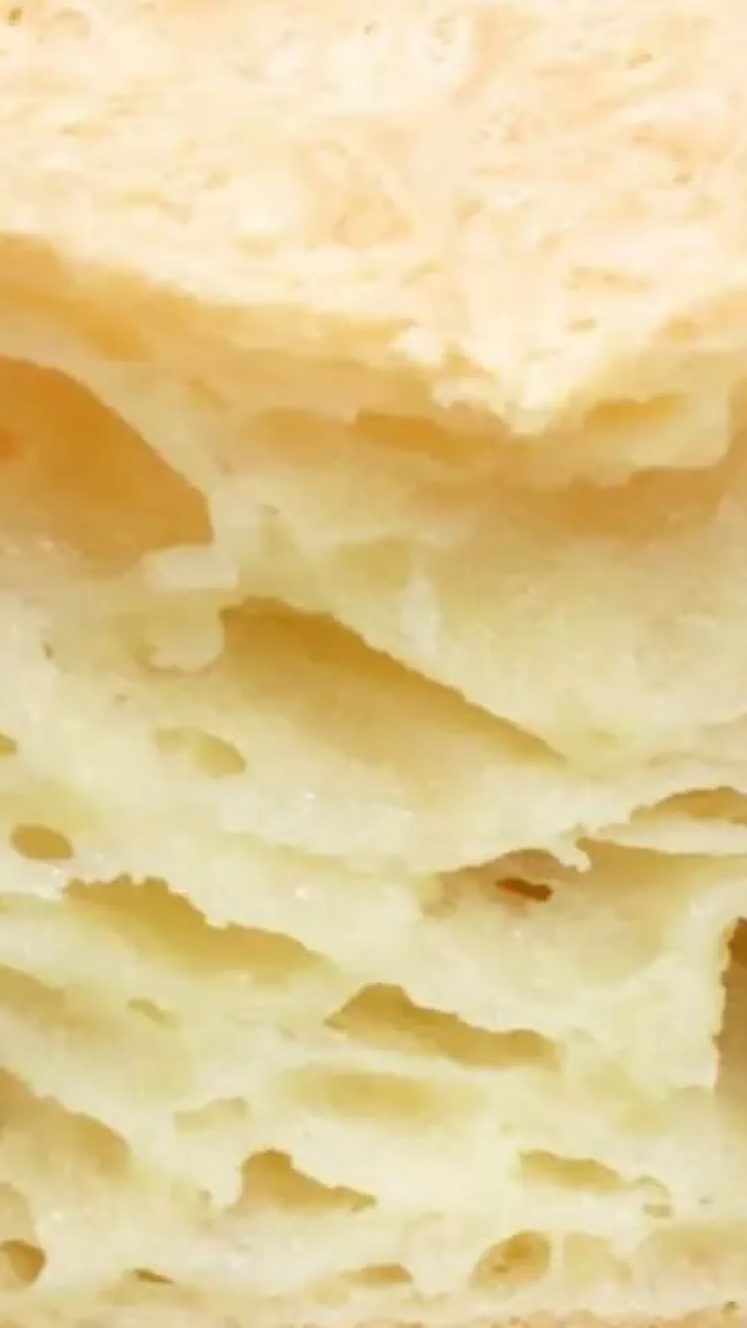 Bolo pão de queijo de liquidificador fofinho e delicioso feito em poucos minutos