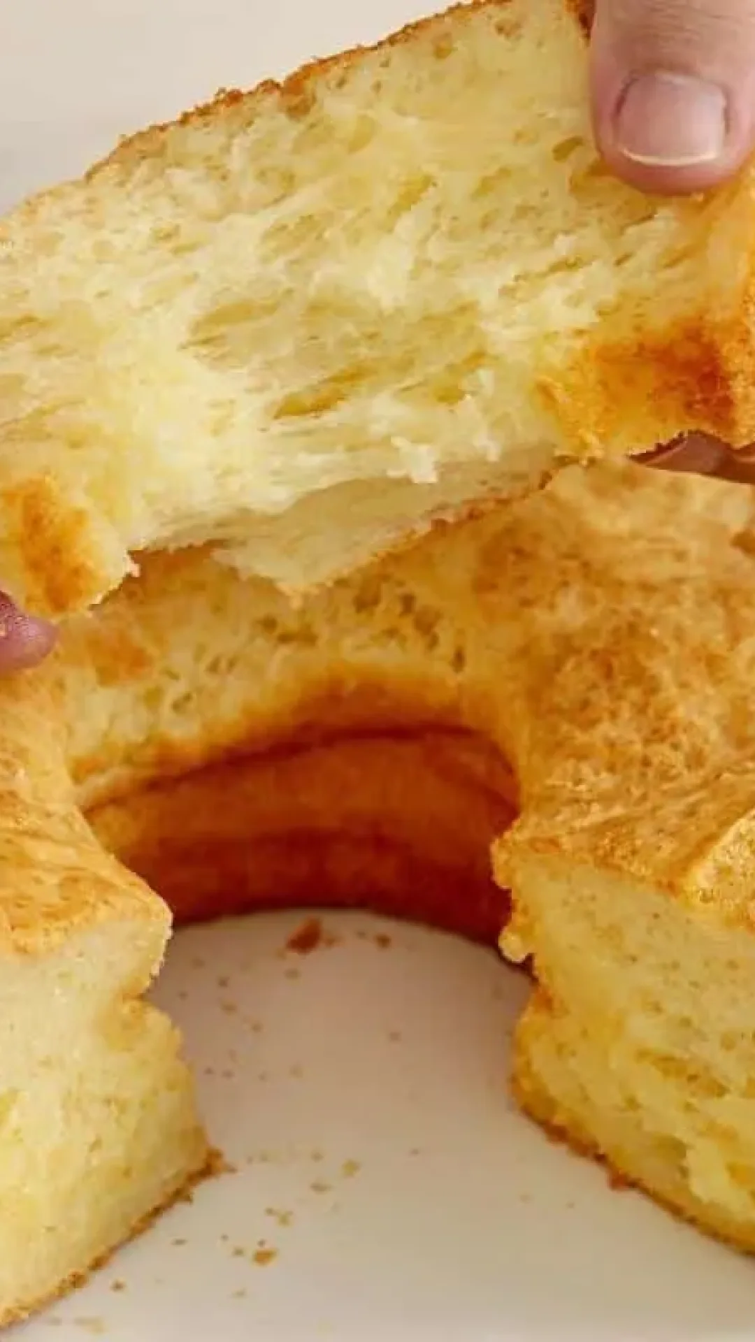 Bolo pão de queijo de liquidificador rápido e fácil de fazer para o lanche da tarde