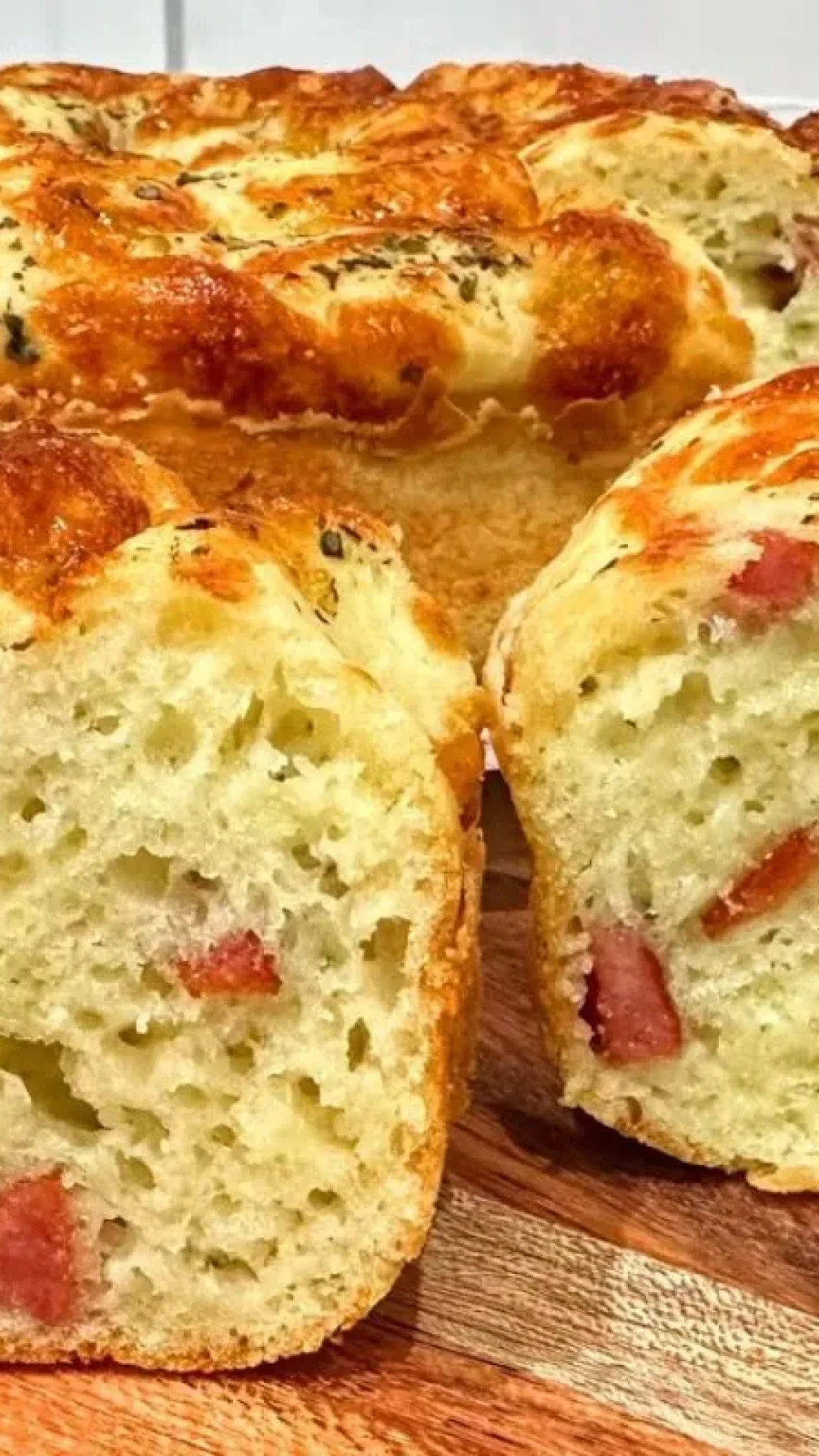 Bolo pão de queijo recheado com calabresa que fica uma delícia e é muito prático de fazer