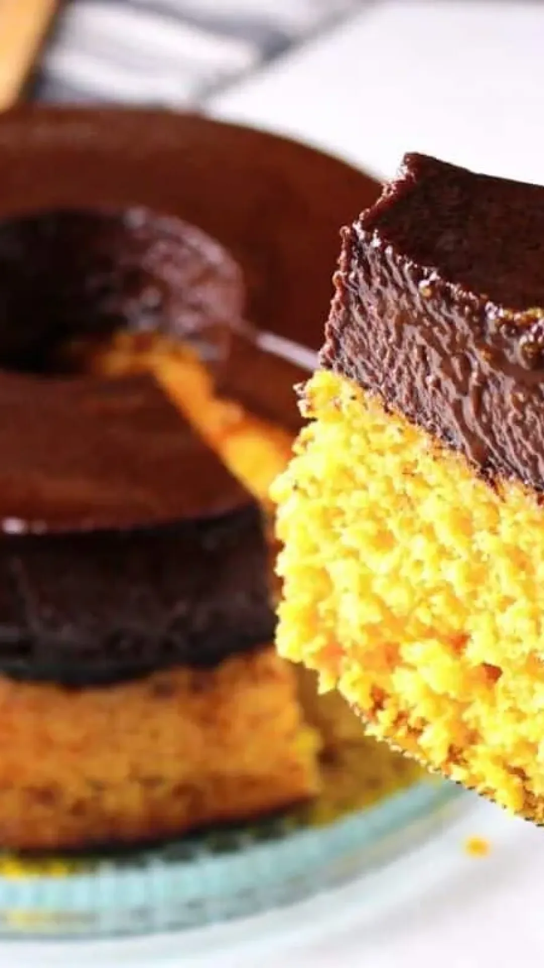 Bolo pudim de cenoura com chocolate: a combinação perfeita de dois clássicos numa sobremesa divina