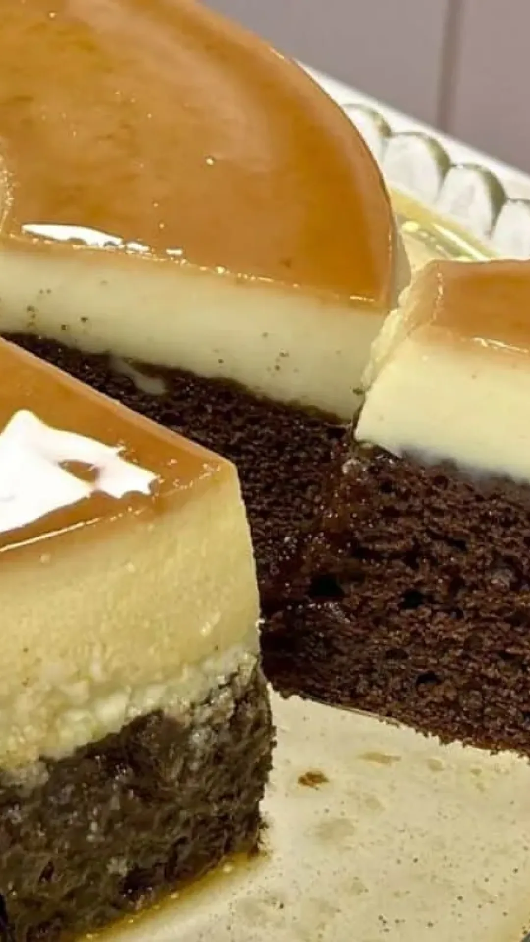 Bolo pudim de chocolate que sai recheado do forno e fica um espetáculo de gostoso