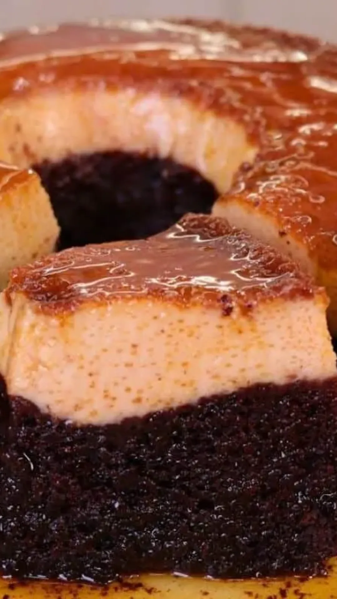 Bolo pudim de leite condensado perfeito que já sai pronto do forno para sua ceia