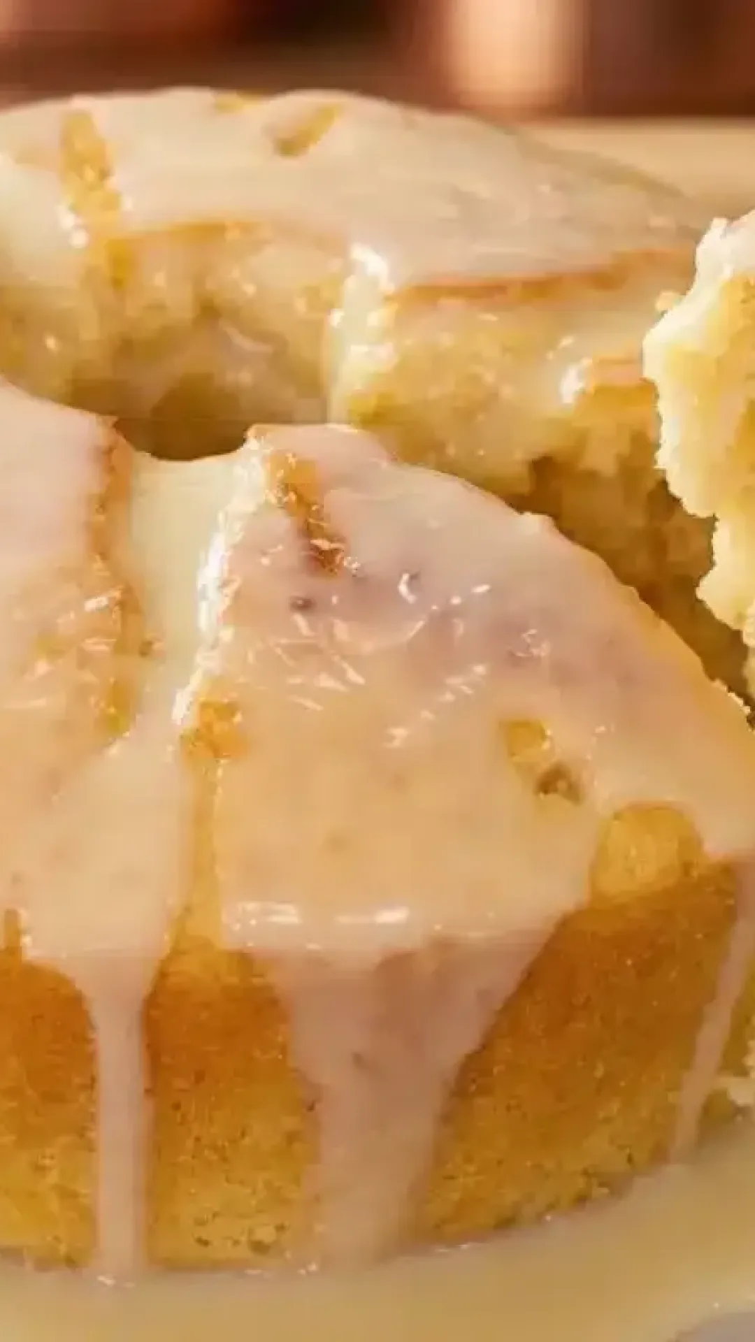 Bolo queijadinha de liquidificador super molhadinho e fácil de fazer, com coco e queijo