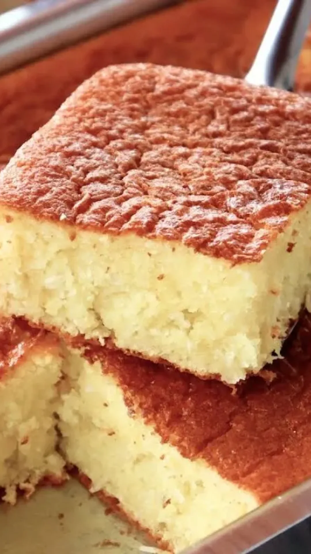 Bolo queijadinha fofinho e bem úmido, com sabor marcante e perfeito para o café da tarde