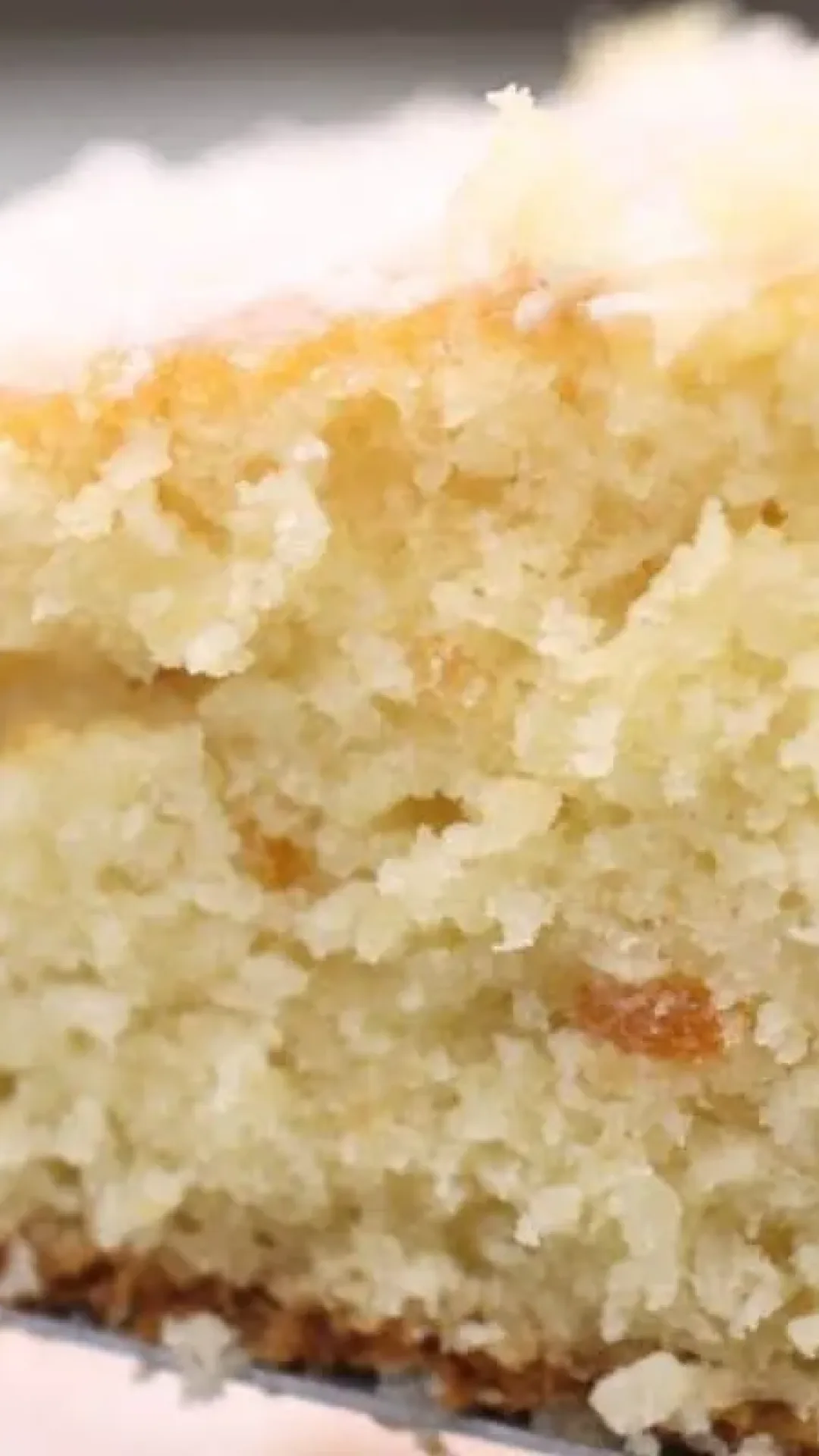 Bolo queijadinha super fácil e rápido de liquidificador, com uma textura úmida incrível
