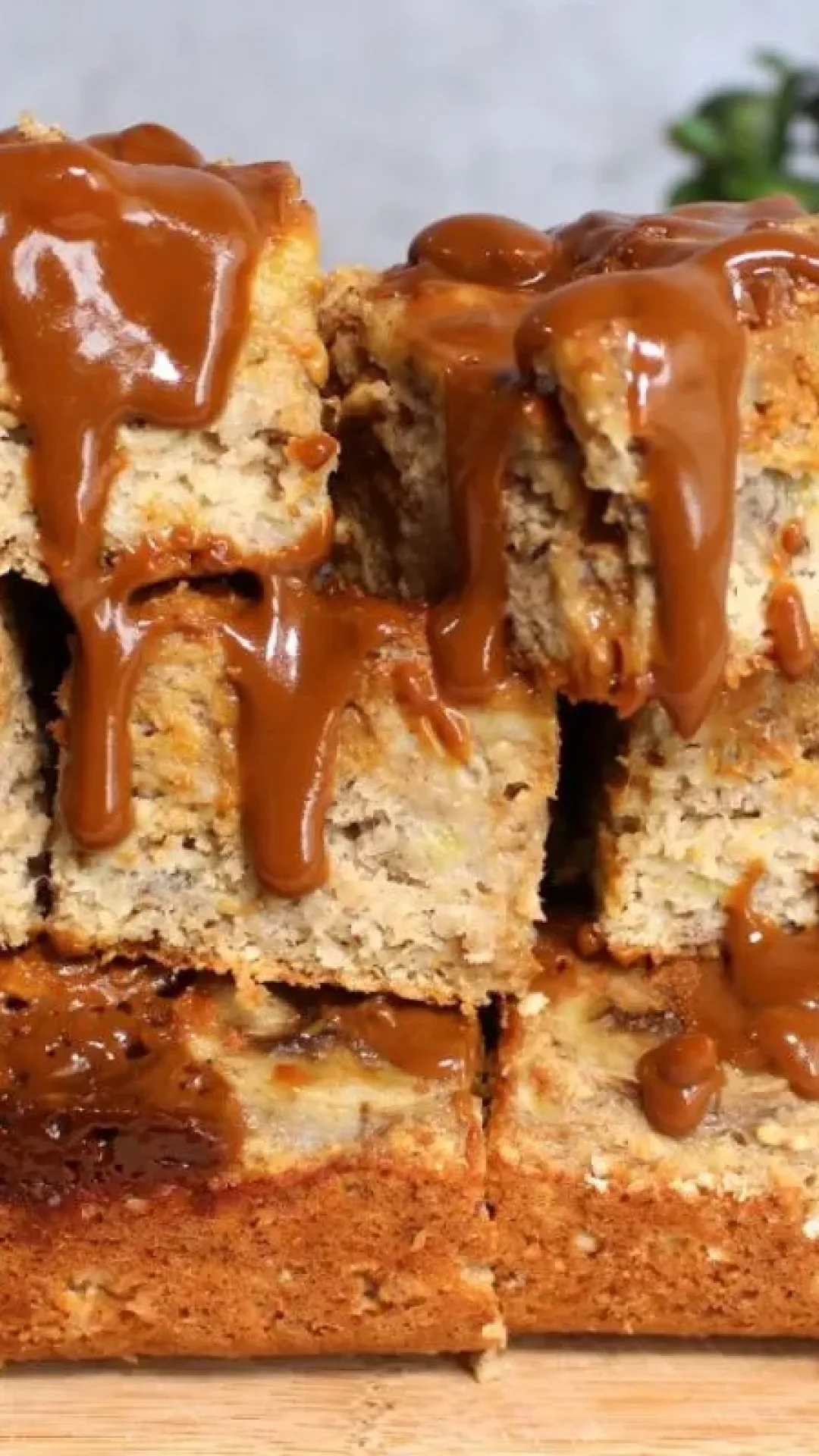 Bolo rústico sem açúcar e feito sem farinha de trigo, combinando banana com doce de leite, uma delícia