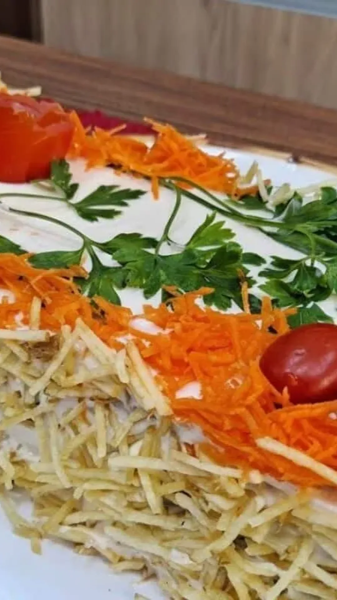 Bolo salgado de frango, com massa fofinha e muito recheio, que será um sucesso em sua casa