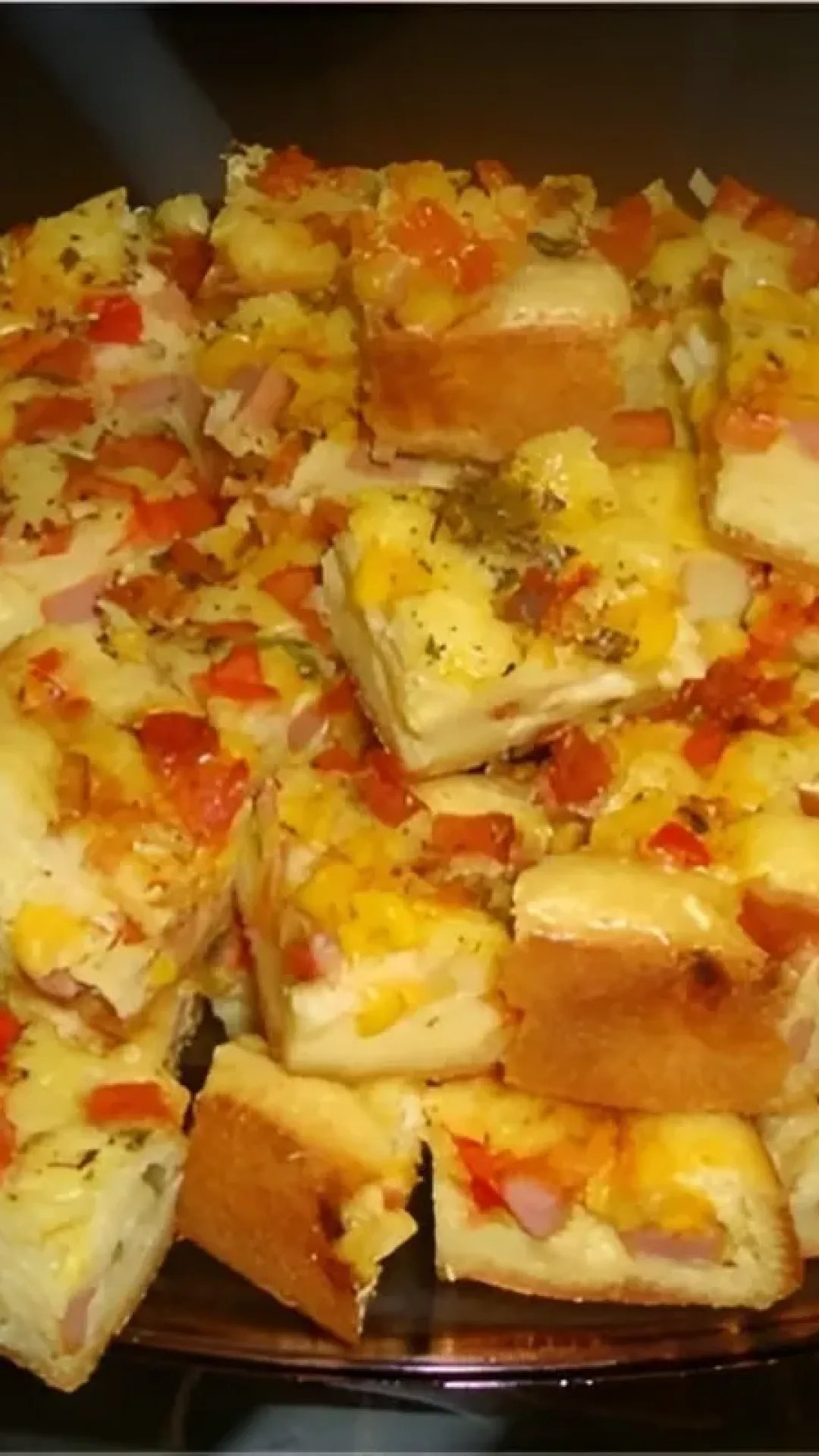 Bolo salgado de salsicha com milho fácil é só misturar os ingredientes depois rechear e assar