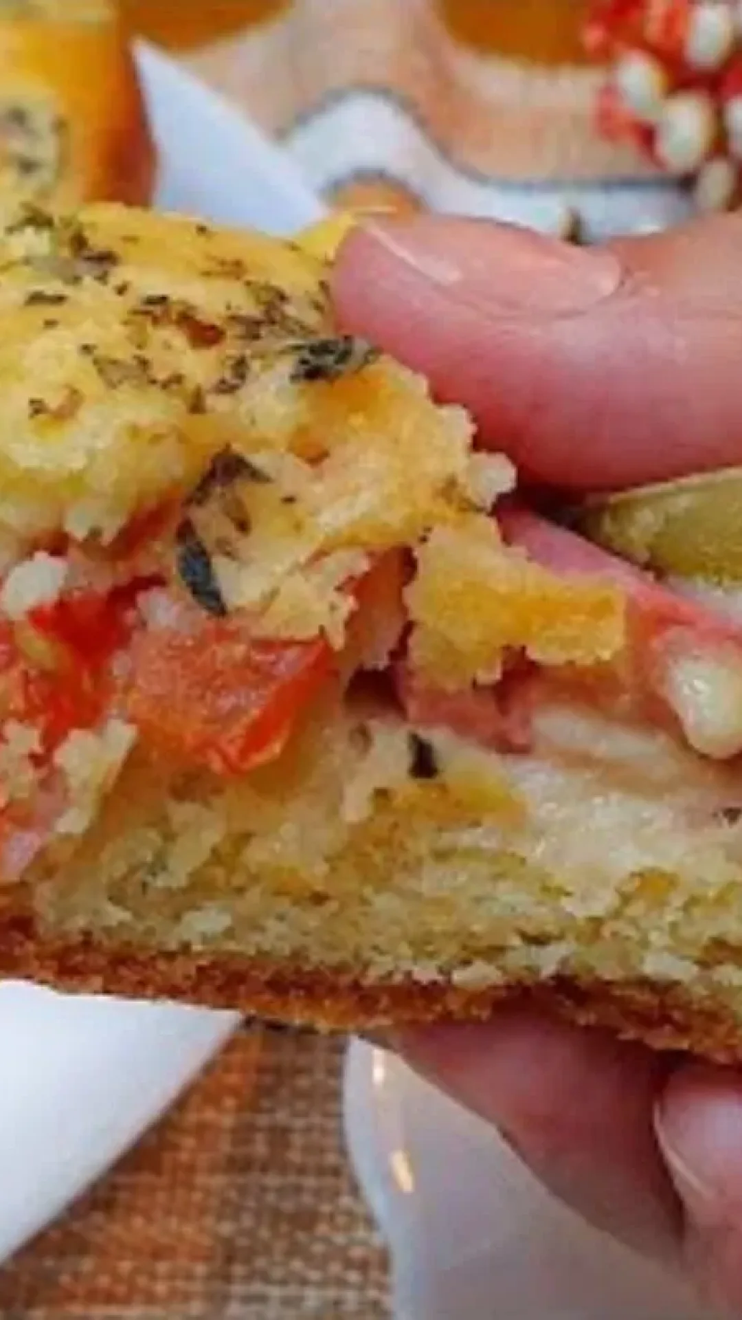 Bolo salgado fofinho e recheado: ideal para servir em qualquer hora do dia