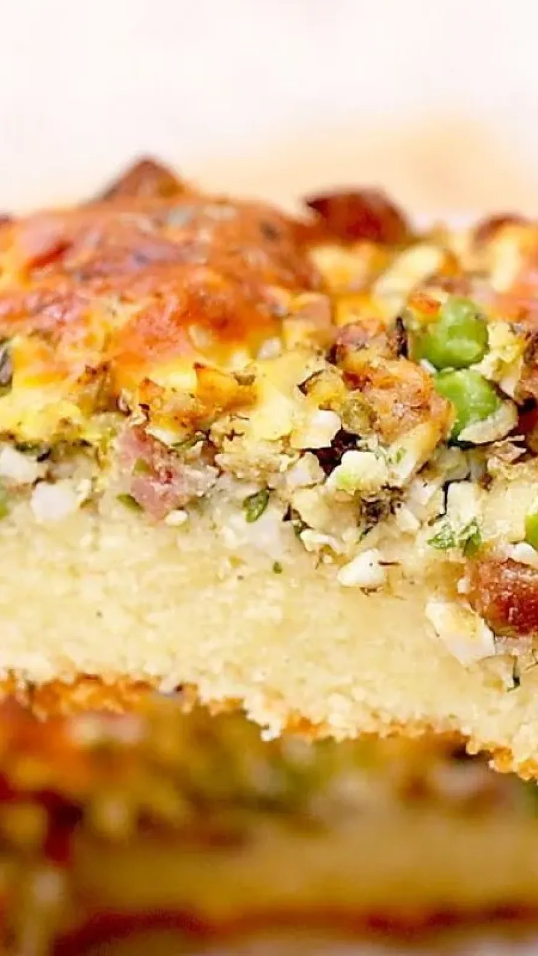 Bolo salgado macio e saboroso de receita antiga fácil de fazer e cheio de recheio