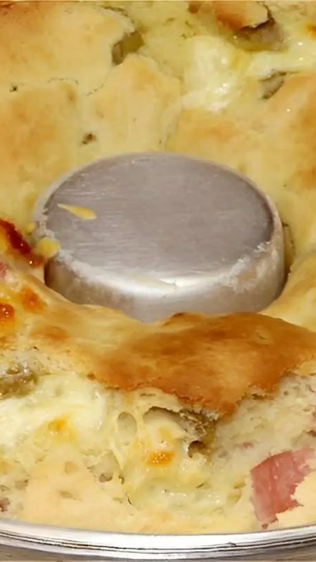 Bolo salgado simples recheado com muçarela presunto e azeitonas