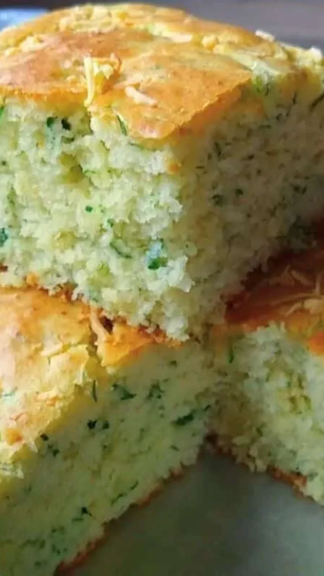 Bolo salgado úmido, saboroso e fofinho, que é só misturar os ingredientes e levar para assar