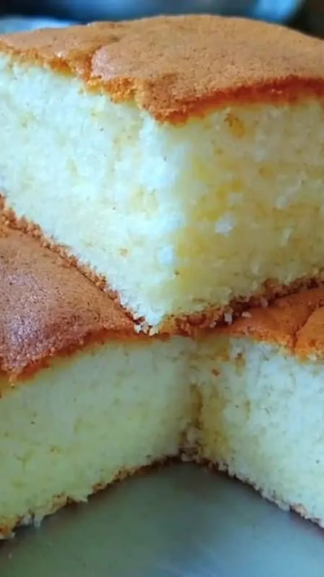Bolo sem farinha de trigo e sem fubá, feito com creme de leite para ficar extremamente fofinho