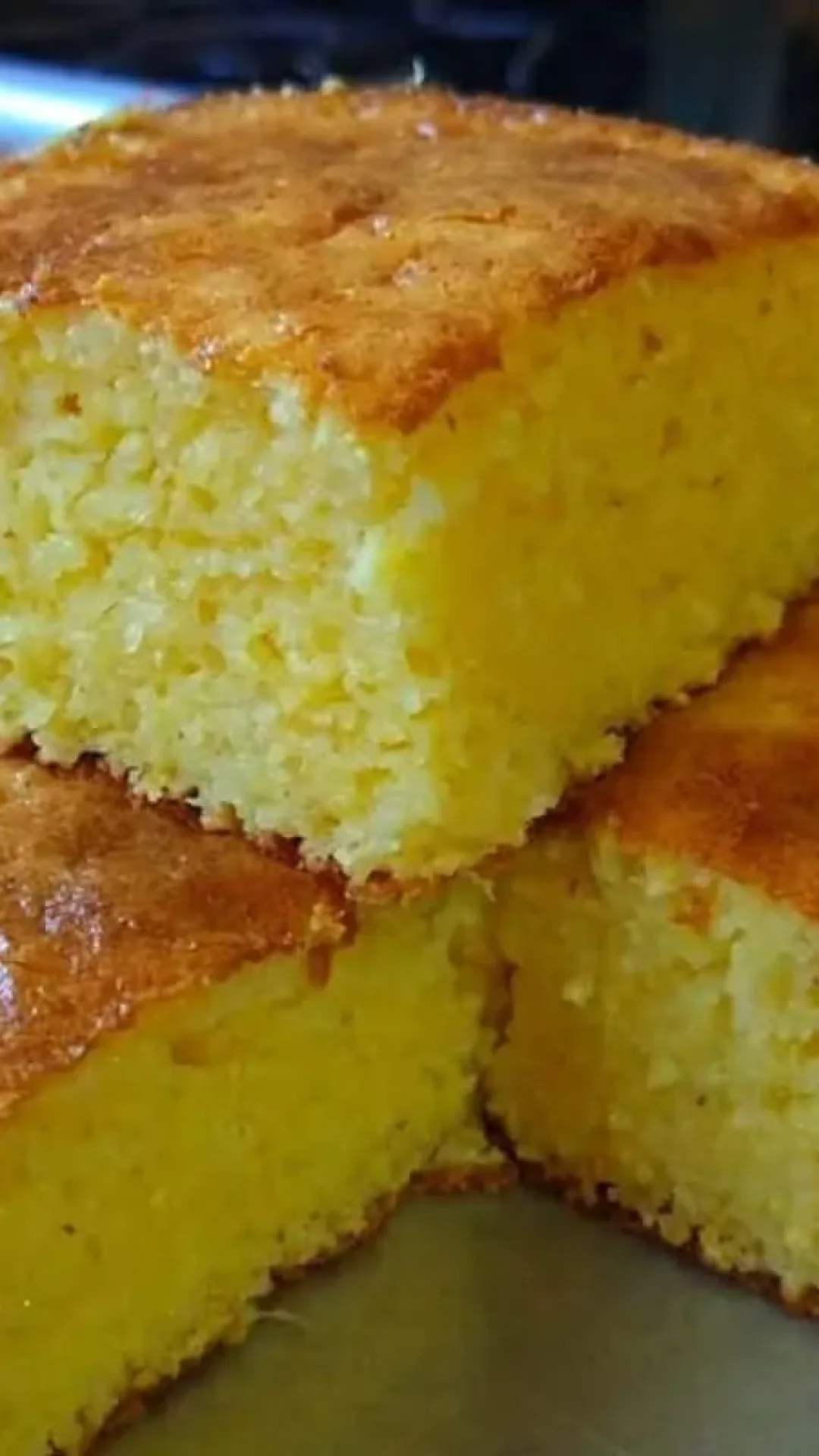 Bolo sem farinha de trigo feito no liquidificador, que fica úmido e fofinho, perfeito para o Dia das Mães