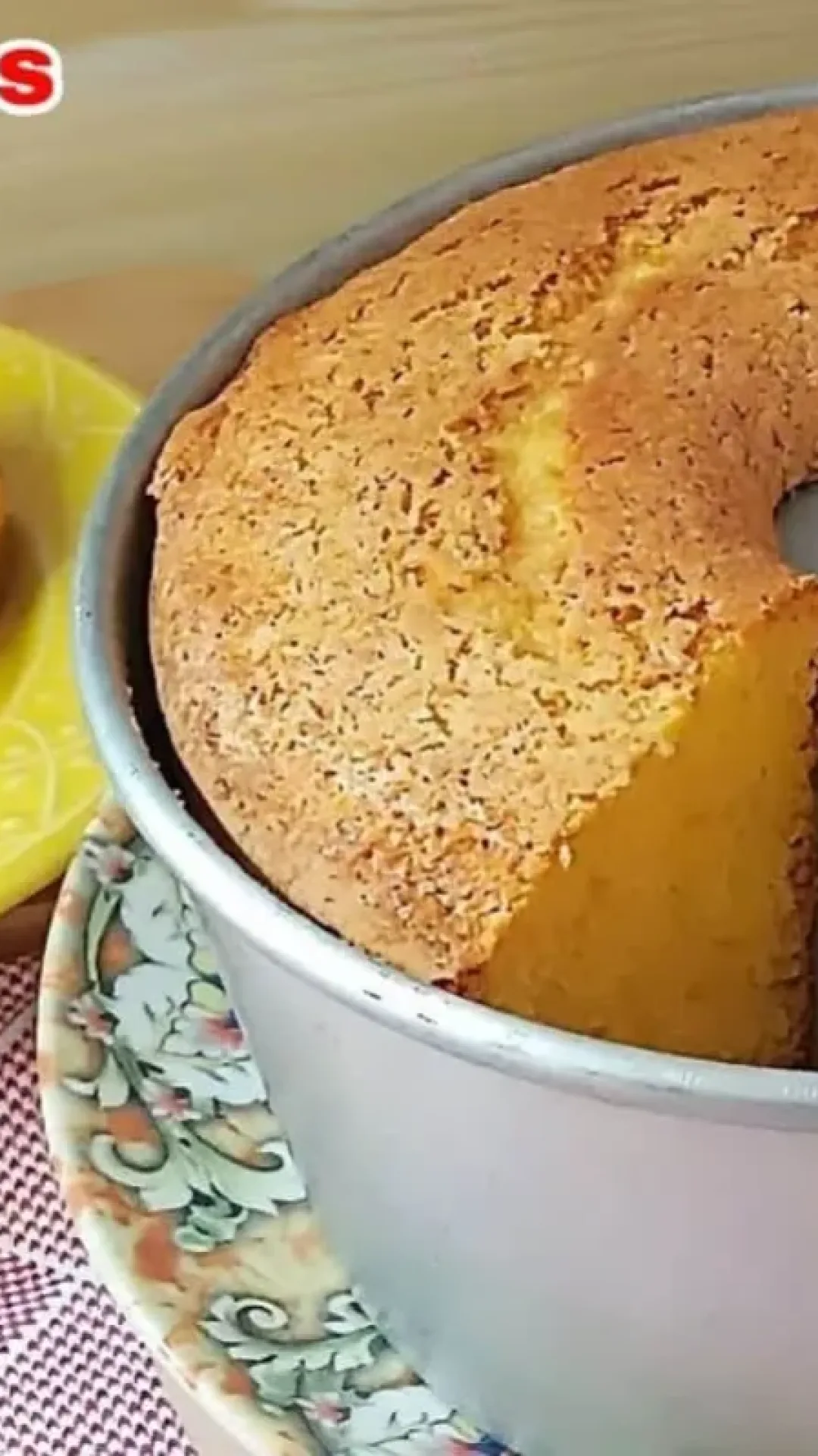 Bolo simples de fubá para acompanhar uma xícara de café agora no café da manhã
