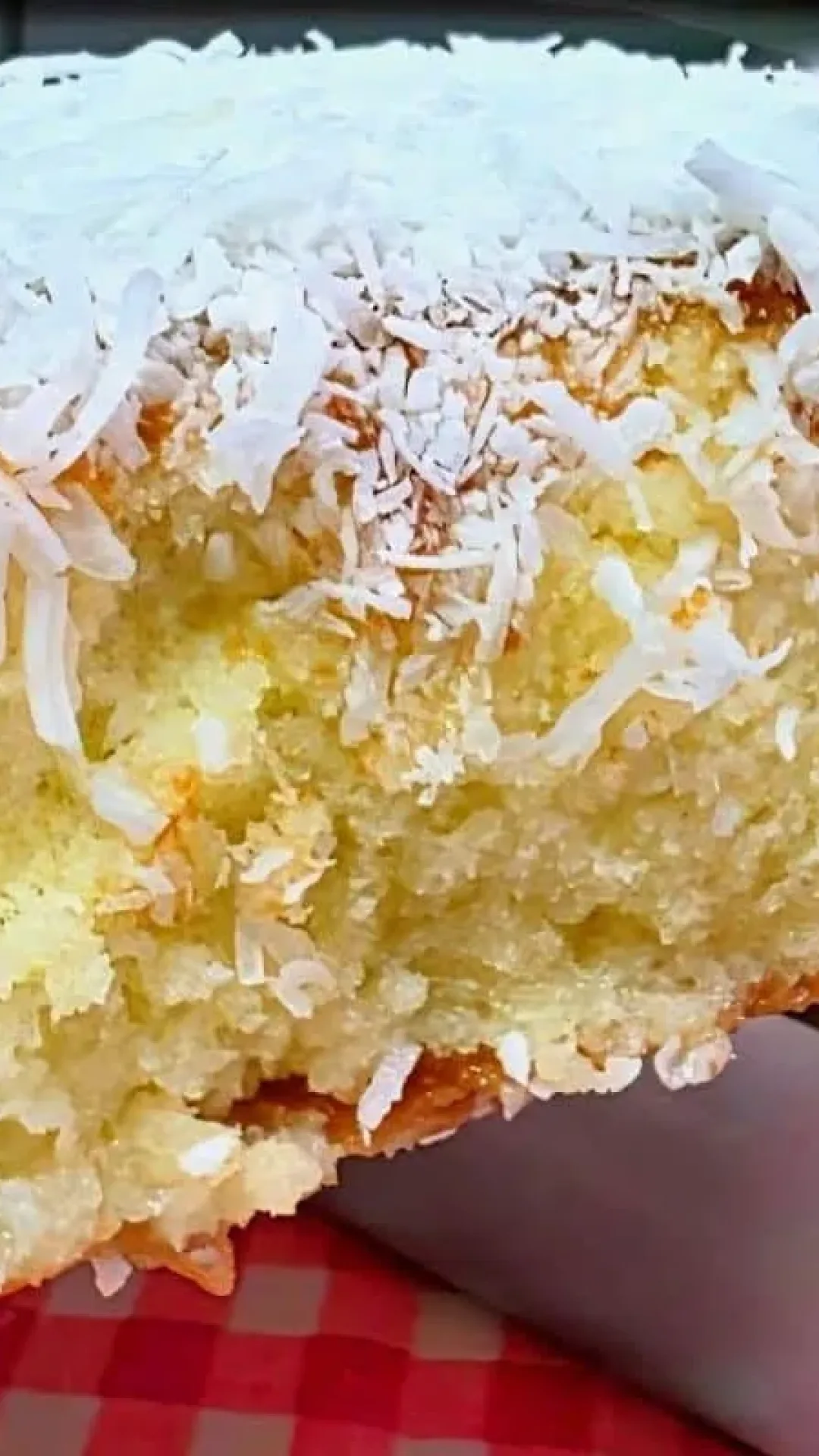 Bolo toalha felpuda bem molhadinho, fofinho e com cobertura doce irresistível