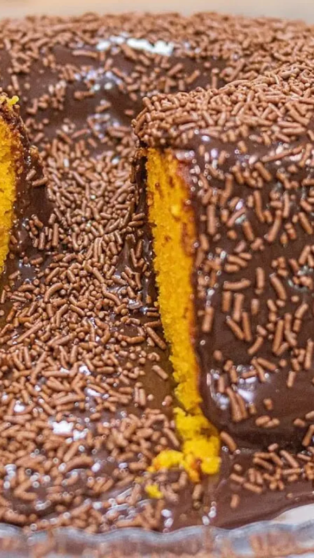 Bolo vulcão de cenoura com calda de chocolate, fofinho, alto e super anti-stress