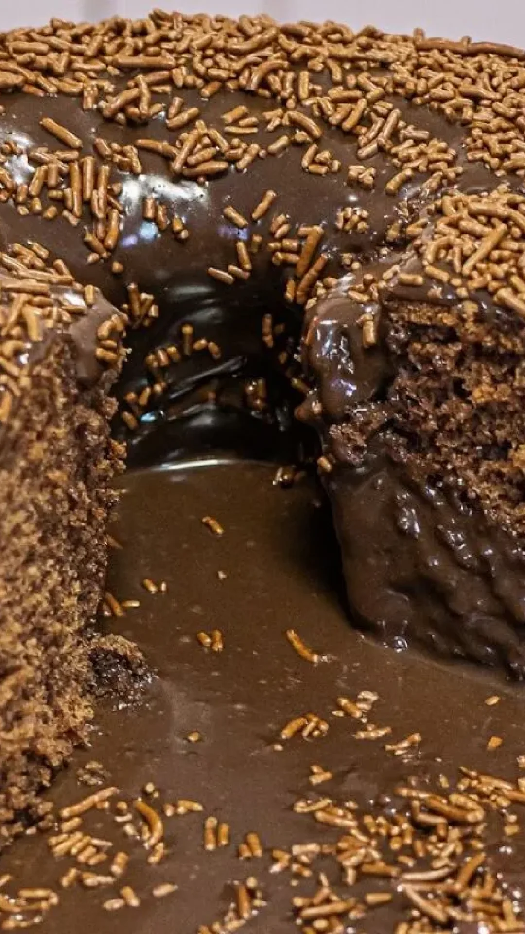 Bolo vulcão de chocolate com muito recheio de comer lambendo os dedos