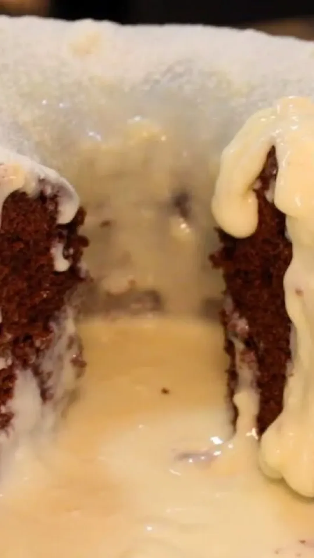 Bolo vulcão que traz uma combinação divina de chocolate com leite ninho e muita cobertura cremosa