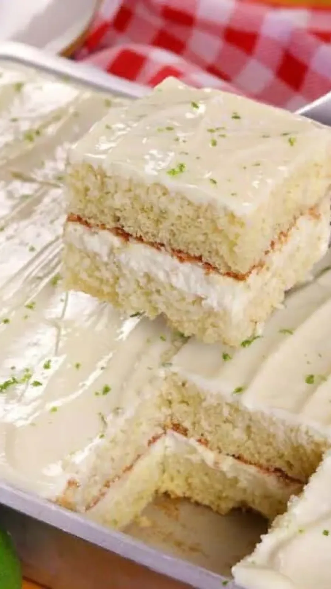 Bolomousse gelado de limão feito no liquidificador, molhadinho e perfeito para dias quentes