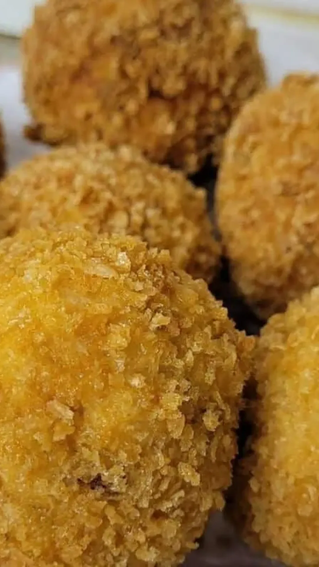 Bomba de frango salgada muito crocante por fora e com um recheio extremamente suculento