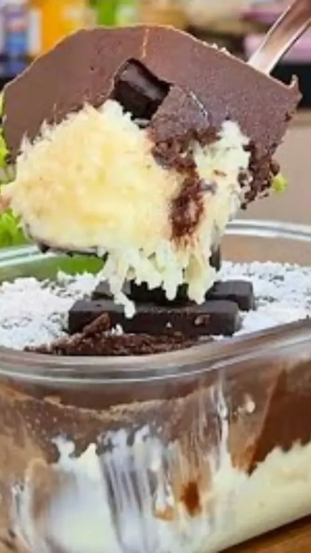 Bombom de coco na travessa, que combina a cremosidade do coco com a cobertura de chocolate